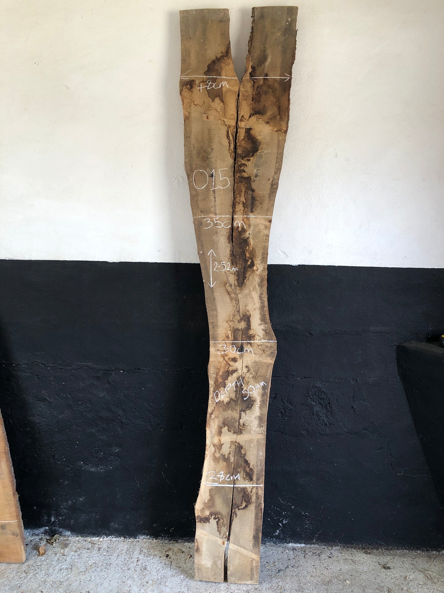 2.52m English oak slab. Kiln dried. Item O15.